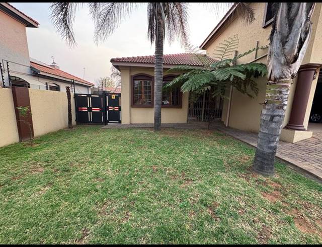 3 BEDROOM TOWNHOUSE FOR SALE IN AERORAND